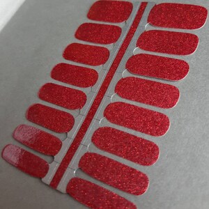 Pegatinas de uñas con purpurina roja: Fácil aplicación imagen 4