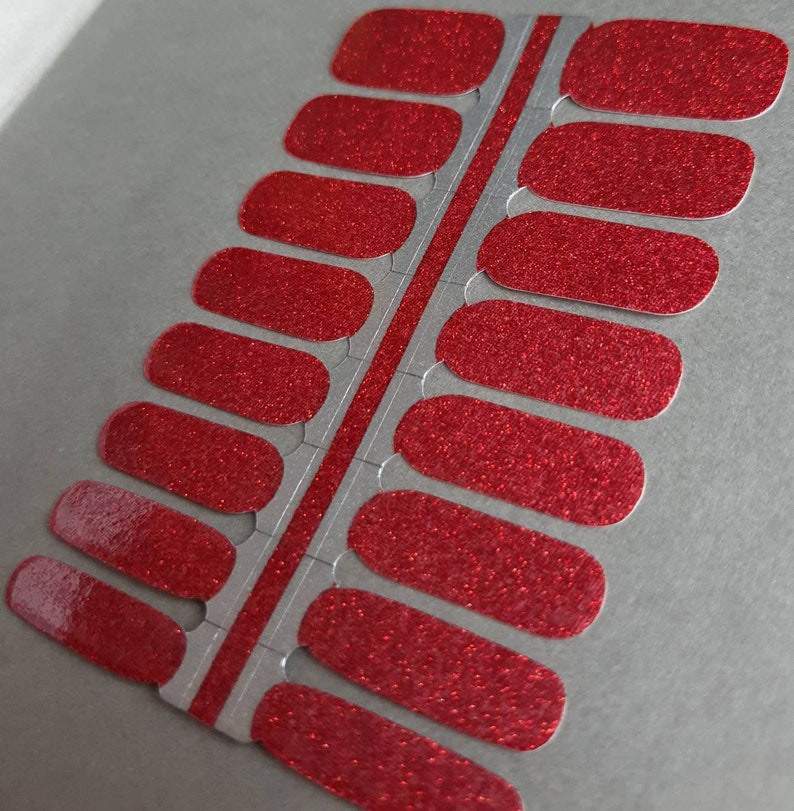 Pegatinas de uñas con purpurina roja: Fácil aplicación imagen 4