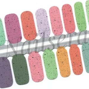 Op de afbeelding: Een vel met nagellak wraps met een gespikkeld ontwerp in verschillende kleuren, waaronder groen, roze, paars, oranje en lichtgroen.