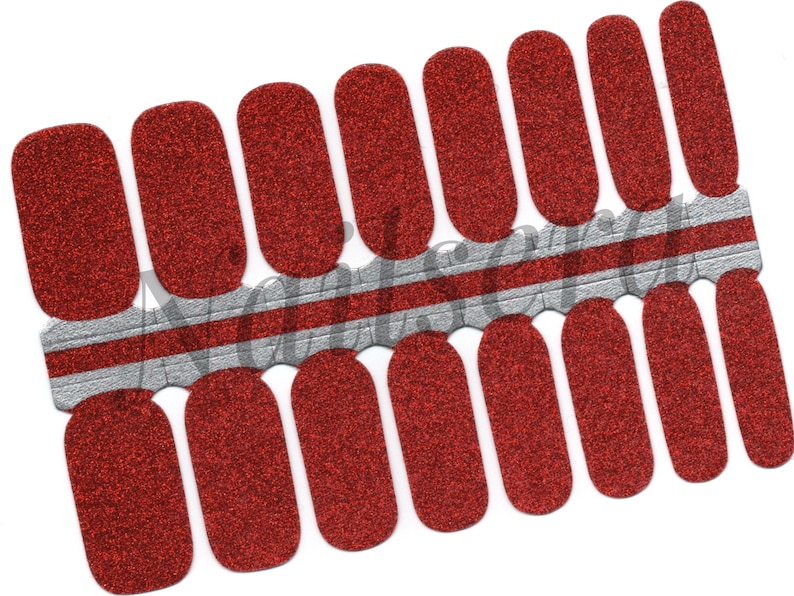 Puede incluir: Tiras de esmalte de u&ntilde;as rojo con purpurina para una manicura festiva. Las tiras est&aacute;n dispuestas en dos filas separadas por una franja plateada y roja.