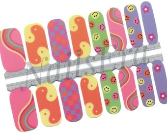 Tiras de esmalte de uñas con cara sonriente: diseño de uñas de fácil aplicación