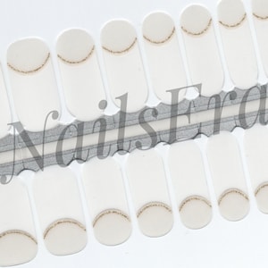 Pode incluir: Envoltórios de unhas brancos com um design de meia-lua dourada com glitter. Os envoltórios são dispostos em um suporte cinza com o texto "Nails Era". Estes envoltórios oferecem uma manicure simples e elegante.