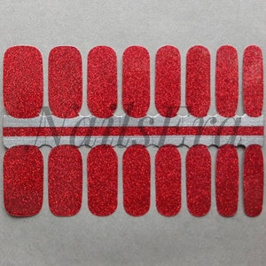 Puede incluir: Una hoja de envolturas de u&ntilde;as de purpurina roja. Las envolturas est&aacute;n dispuestas en dos filas de diez, con una franja plateada y blanca entre las filas.