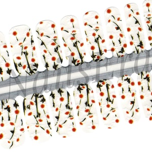 Könnte beinhalten: Nagelkunststreifen mit weißem Hintergrund, verziert mit einem sich wiederholenden Muster aus schwarzen Stielen und roten Blütenknospen. Die Streifen sind auf einer grau-weißen Unterlage angeordnet.