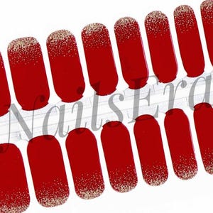 Naklejki na paznokcie w kolorze czerwonego złota: łatwe w aplikacji