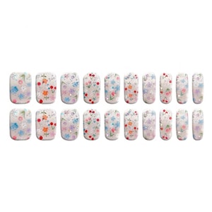Puede incluir: Un conjunto de envolturas de uñas transparentes con un diseño floral. Las envolturas presentan pequeñas flores coloridas en tonos de azul, naranja y rosa, con un acabado brillante. Las envolturas de uñas están dispuestas en filas, listas para su aplicación.