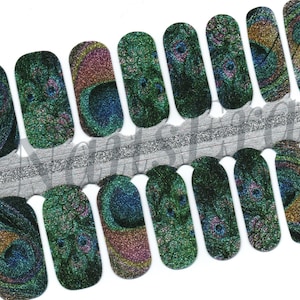 Glitzernde Pfauen-Nagelfolien: Nagellackstreifen zum einfachen Auftragen.