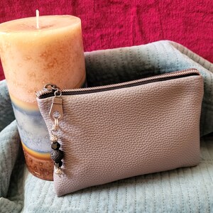 Cuero sintético gris con multi-impresión Forro Grab & Go Wallet