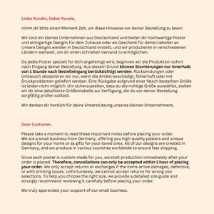 Op de afbeelding: Een document met een lichtcr&egrave;me achtergrond met tekst in het Duits en Engels. De tekst beschrijft het bedrijfsbeleid met betrekking tot op maat gemaakte posters, productietijden, annuleringsperiodes van &eacute;&eacute;n uur en retourvoorwaarden.