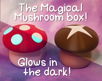 Puede incluir: Dos cajas con forma de hongo que brillan en la oscuridad. Una es roja con puntos blancos y azules, la otra es marrón con una estrella blanca. El texto "The Magical Mushroom box! Glows in the dark!" está escrito debajo de los hongos.