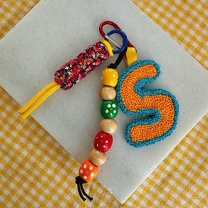 Pingente de bolsa com letras feito à mão 2 - Laranja - Pingentes de bolsa de pancada - Pingente laranja e azul - Acessórios para bolsa