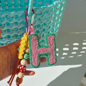 Dije de letra para bolso hecho a mano 3 - Rosa - Dijes para saco de boxeo - Dije de letra rosa - Accesorios para bolsos