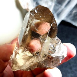 Cristal de forme libre de quartz fumé rutile du Brésil. Cristal de quartz rutile