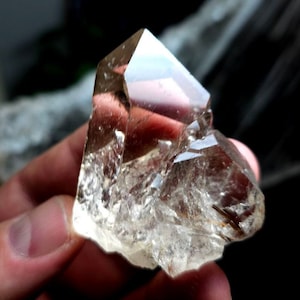 Cristal de forme libre de quartz fumé rutile clair du Brésil. Cristal de quartz rutile