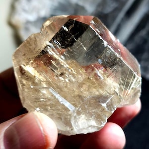 Cristal de forme libre de quartz fumé rutile clair du Brésil. Cristal de quartz rutile