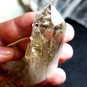 Cristal de forme libre de quartz fumé rutile du Brésil. Cristal de quartz rutile