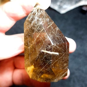 Cristal de forme libre de quartz fumé rutile du Brésil. Cristal de quartz rutile