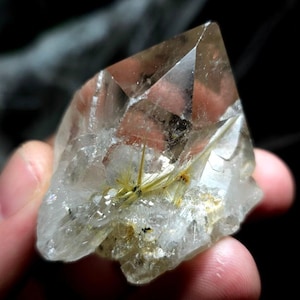 Cristal de forme libre de quartz fumé rutile du Brésil. Cristal de quartz rutile