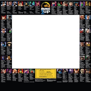 Può includere: Un cabinato arcade in bianco e nero con tema Mortal Kombat. Il cabinato ha un grande schermo al centro e un pannello di controllo con pulsanti e un joystick. Il cabinato è decorato con immagini dei personaggi di Mortal Kombat, tra cui Scorpion, Sub-Zero e Raiden. Il testo "Arcade 1 Up" è visualizzato sul cabinato.