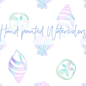 以下が含まれることがあります： 青、紫、緑の色合いの貝殻とサンドダラーの手描き水彩イラストが特徴のシームレスパターン。画像の中央には「Hand painted Watercolors」というテキストが青色で書かれています。