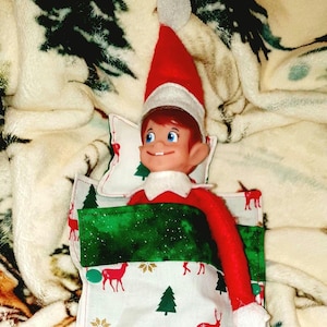 Lit pour lutin farceur – Sapins verts et rennes rouges –Couchage miniature fait main, drap pour lit de lutin du père Noël