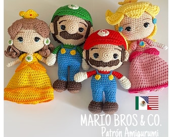 Peut inclure: Des poupées amigurumi au crochet de Mario, Luigi, Peach et la princesse Daisy. Les poupées sont réalisées dans les couleurs de leurs personnages de jeux vidéo. Les poupées sourient toutes et ont de grands yeux. Les poupées sont assises sur un fond blanc. Le texte "MARIO BROS & CO. Patrón Amigurumi" est en bas de l'image.