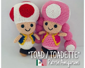 Pode incluir: Um padrão de amigurumi de crochê de Toad e Toadette. O padrão inclui instruções para fazer ambos os personagens, com um chapéu de cogumelo vermelho e branco para Toad e um chapéu de cogumelo rosa e branco para Toadette. O padrão está disponível em inglês e espanhol.