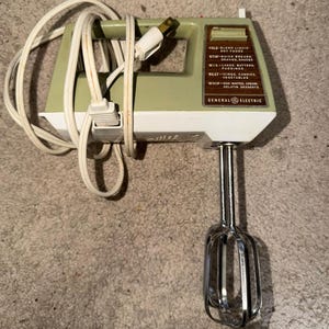 Vintage General Electric Hand Mixer Green D2M22 Works Tested