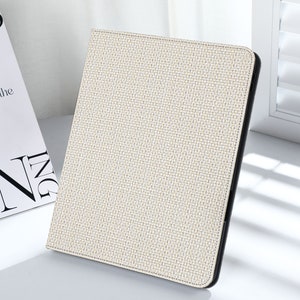 Op de afbeelding: Een witte tablet hoes van geweven stof met een zwarte rand.