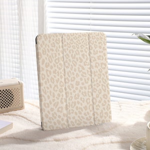 Latte Leopard Gepersonaliseerde aangepaste naam Geheel nieuwe flip iPad-hoes voor Air 4, Air 5 6 iPad Pro 2024 13" 12.9 Pro 11 iPad 10 Mini 6