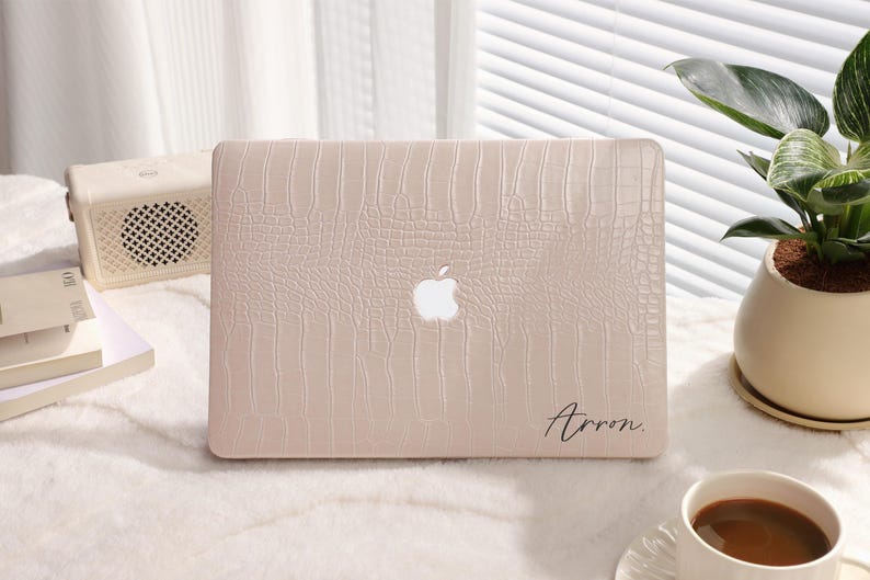 Almond Latte Crocodile Texture MacBook Case: Personalized Protective Leather image 2