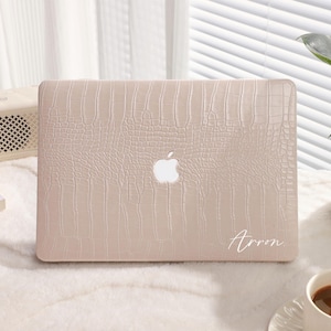 Amandel Latte Krokodil Textuur Nieuwe M1/M2 Pro Mac Harde Leren Hoes Gepersonaliseerde Naam Voor Macbook Air 11/13 Pro13/14/15/16 2020/21
