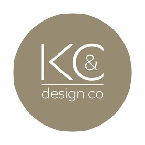 Może przedstawiać: Logo "KC & design co" z białym tekstem na okręgu w kolorze szarobrązowym. Litery "K" i "C" są stylizowane, ze znakiem & pomiędzy nimi. Słowa "design co" znajdują się poniżej liter.