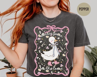 Auntie Goose Shirt, Comfort Colors® Shirt,Auntie Sweatshirt,New Aunt Gift,Pregnancy Announcement For Aunt, Silly Goose Tee, Gift for Aunts.