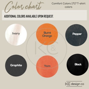 Może przedstawiać: Karta kolor&oacute;w dla koszulek Comfort Colors 1717. Obraz przedstawia paletę kolor&oacute;w z kości słoniowej, spalonej pomarańczy, pieprzu, grafitu, pochrzynu i czerni. Tekst brzmi "Dodatkowe kolory dostępne na życzenie."
