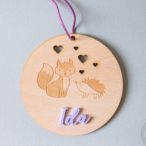 Personalisiertes Schild aus Holz mit Namen aus Acryl, Holzschild mit Gravur Namensschild, Wunsch- Name, Kind, Fuchs, Geschenk 15x15 cm