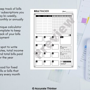 Puede incluir: Un rastreador de facturas imprimible en blanco y negro con una cuadr&iacute;cula de calendario, secciones de ingresos y gastos mensuales y una secci&oacute;n de total anual. El texto "BILLTRACKER" est&aacute; en la parte superior de la p&aacute;gina.