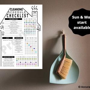 Puede incluir: Una lista de verificaci&oacute;n de planificaci&oacute;n de limpieza imprimible en blanco y negro con forma de casa. La lista de verificaci&oacute;n incluye tareas diarias, semanales y mensuales. El texto "Sun & Mon start available" est&aacute; escrito en un c&iacute;rculo negro sobre un fondo gris.