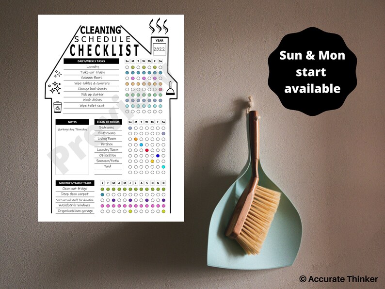 Puede incluir: Una lista de verificaci&oacute;n de planificaci&oacute;n de limpieza imprimible en blanco y negro con forma de casa. La lista de verificaci&oacute;n incluye tareas diarias, semanales y mensuales. El texto "Sun & Mon start available" est&aacute; escrito en un c&iacute;rculo negro sobre un fondo gris.