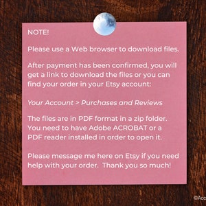 Puede incluir: Una nota rosa con el texto "NOTE!" en la parte superior. La nota proporciona instrucciones para descargar archivos digitales comprados en Etsy. La nota dice que se debe usar un navegador web para descargar los archivos, que una vez confirmado el pago, se enviar&aacute; un enlace para descargar los archivos, o el pedido se puede encontrar en la cuenta de Etsy. La nota tambi&eacute;n dice que los archivos est&aacute;n en formato PDF en una carpeta zip y que se necesita un lector de PDF para abrir los archivos. La nota termina con "Por favor, env&iacute;ame un mensaje aqu&iacute; en Etsy si necesitas ayuda con tu pedido. &iexcl;Muchas gracias!"