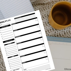 Puede incluir: Un planificador semanal imprimible en blanco y negro con secciones para "Objetivos de esta semana", "Lista de tareas semanales", "Personal", "Trabajo", "No olvides" y "Notas".