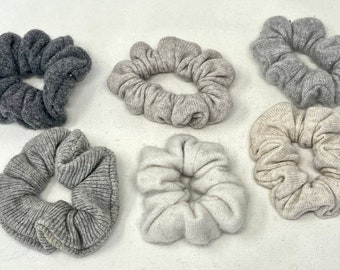 Kasjmier en kasjmier zijden scrunchies, haarelastiekjes, gerecycled breiwerk, handgemaakt, duurzaam, milieuvriendelijk.