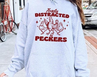 面白い鶏のTシャツデザイン – Distracted by Peckers PNG（デジタルダウンロード）