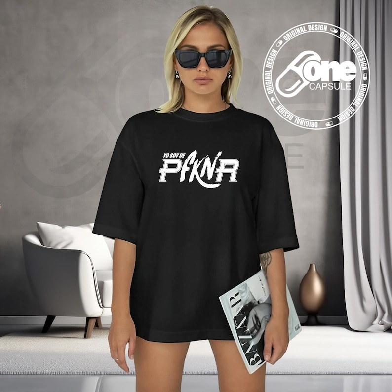 May include: Black oversized t-shirt with white text that reads "YO SOY DE PAKNR".