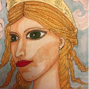 Könnte beinhalten: Porträt einer Frau mit grünen Augen, roten Lippen und blondem Haar. Sie trägt eine goldene Krone mit blauen und grünen Akzenten. Der Hintergrund ist hellblau mit weißen wolkenartigen Formen. Das Kunstwerk ist ein Gemälde.
