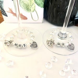 Hochzeit Champagner Weinglas Charms. Herr und Frau Wein Anhänger. Geschenk für Braut & Bräutigam.Hochzeit Dusche Geschenk. Hochzeitsgeschenk, die Sie in einer Karte knallen können