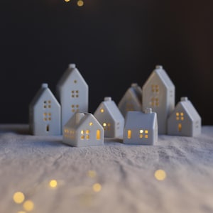 Großes Weihnachtsdorf Display - 8 minimalistische weiße Häuser. Handgemachte Miniatur-Leuchthäuser für gemütliches Wohndekor. Keramik traditionellen Häusern