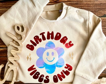 BIRTHDAY VIBES ONLY ! Oversized pullover rot tekst  mit holo Blume.