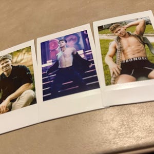 Puede incluir: Tres fotos instantáneas que muestran a un hombre en diferentes poses. Una lo muestra sonriendo con una camisa negra y pantalones color caqui. Otra lo muestra con la chaqueta abierta. La última lo muestra con pantalones cortos negros y una bufanda.