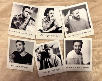 Può includere: Una collezione di sei stampe in stile Polaroid in bianco e nero che raffigurano un uomo in varie pose. Ogni stampa presenta un'immagine diversa e una frase scritta a mano, tra cui "Whenever I close my eyes I picture you There" e "We took a Polaroid".